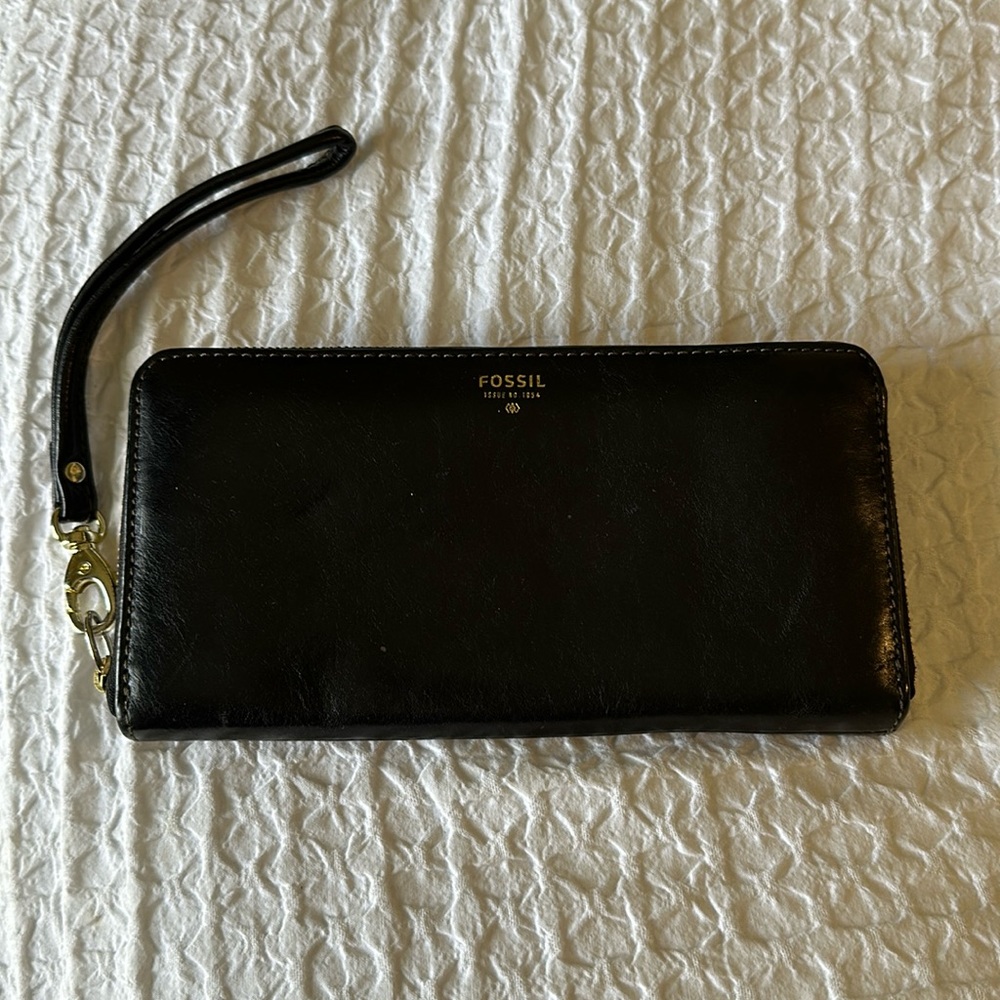 Fossil Leather Wallet With Removable Wristlet Str… - image 1